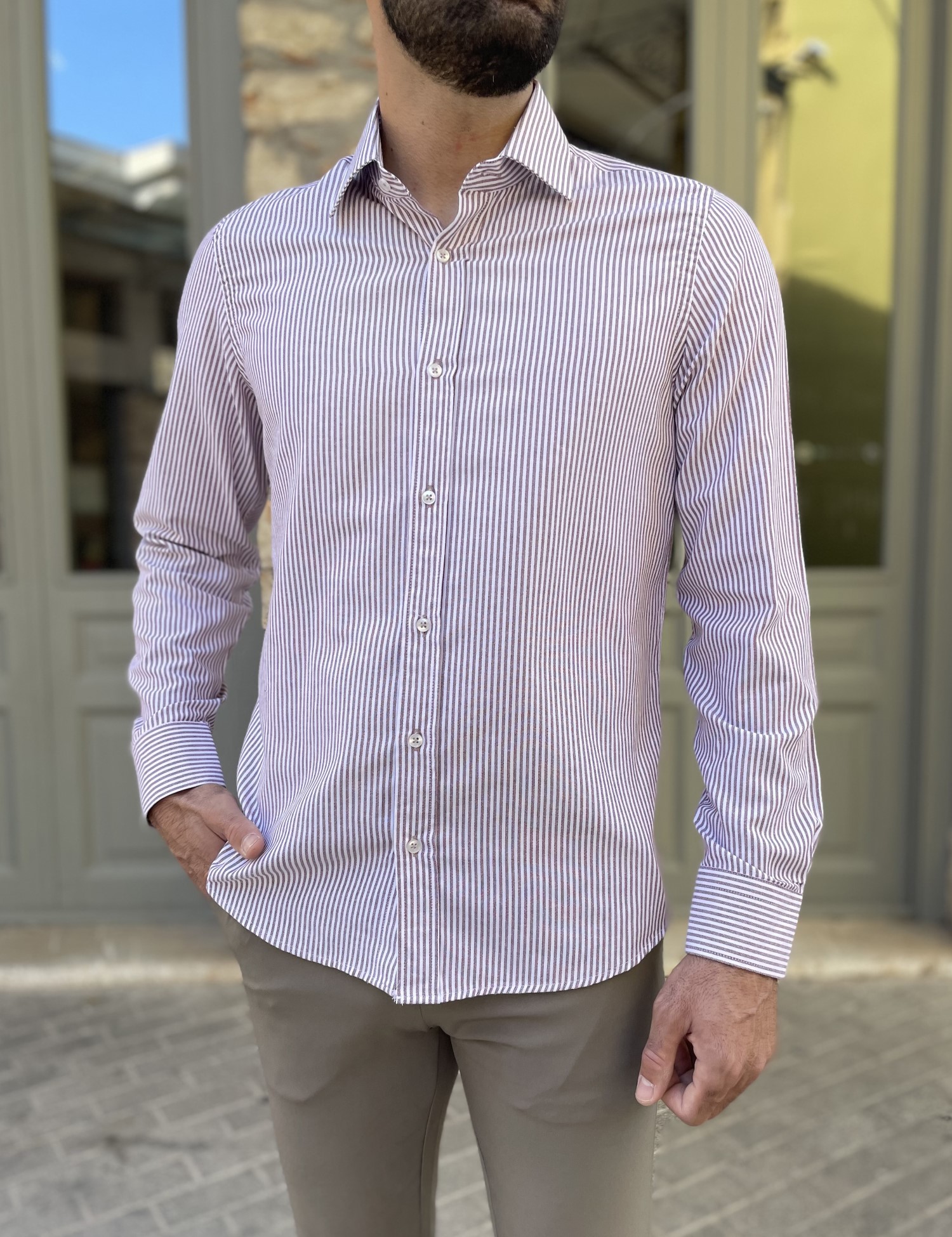 Ανδρικό πουκάμισο με γιακά λευκό με μπορντό ρίγα 2097 φωτογραφία